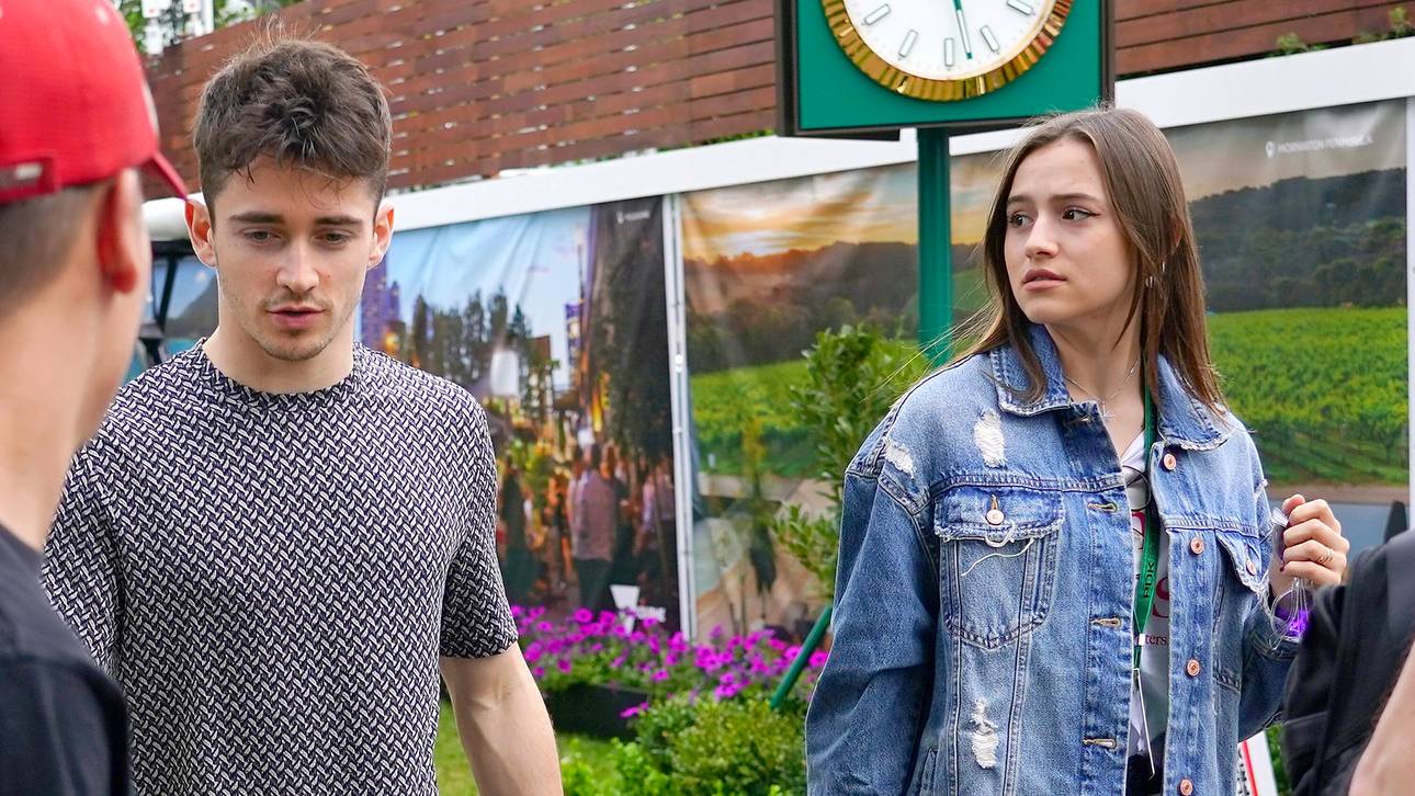 Leclerc lässt Freundin vor Tür warten