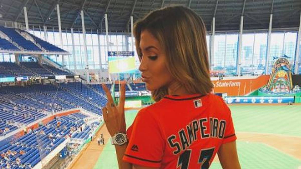 Claudia Sampedro schaut mit persönlichem Trikot beim Baseball zu. Das Model hat auch eine Verbindung zum Football: Sie ist die Ehefrau des ehemaligen Panthers-Linebackers Julius Peppers - und weist eine gewisse Ähnlichkeit mit It-Girl Kim Kardashian auf