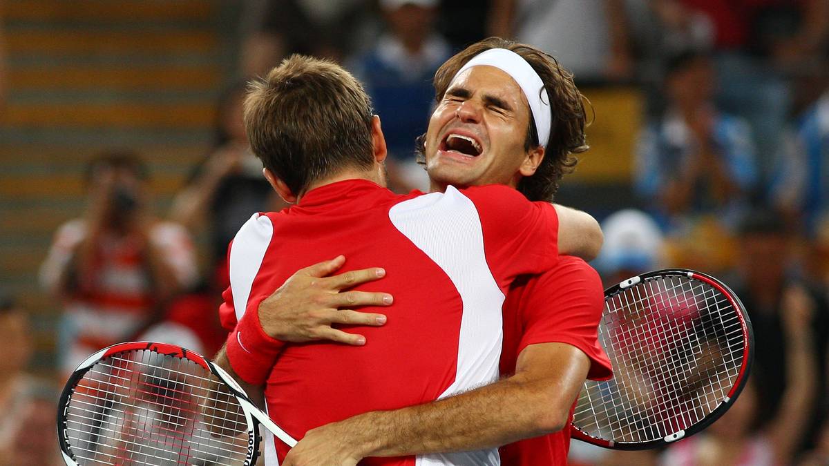 Trotz des Verlusts der Führung in der Weltrangliste endet das Jahr für Federer erfolgreich. Mit seinem Landsmann Stanislas Wawrinka gewinnt er Doppel-Gold bei den Olympischen Spielen in Peking. Bei den US Open gelingt Federer nach drei sieglosen Teilnahmen in Folge wieder der Titelgewinn bei einem Grand-Slam-Turnier. Im Finale schlägt er den Schotten Andy Murray