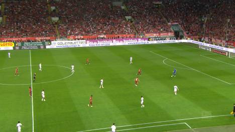 Kaiserslautern bringt gegen Nürnberg mit Traumtoren den Betzenberg zum Beben. Für die Gäste kommt es am Ende noch dicker - weil ihr Torwart sich einen unerklärlichen Aussetzer leistet.