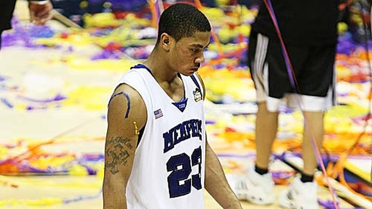 RANG 4: Ein ähnliches Schicksal erleidet Derrick Rose 15 Jahre später. Im Jahr 2008 geht der später NBA-MVP mit seinen ungeschlagenen Memphis Tigers ins Finale gegen die Kansas Jayhawks. Zwei Minuten vor Schluss führt Memphis mit neun Punkten...