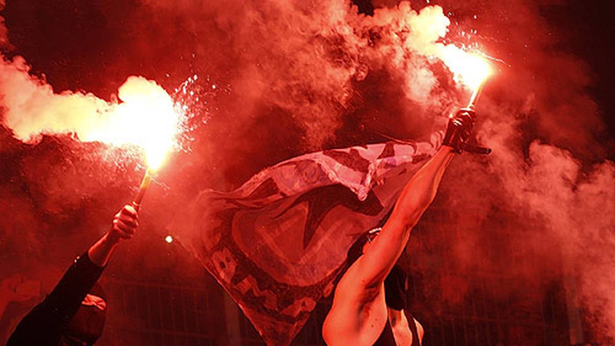 HAMBURGER SV GEGEN WERDER BREMEN: Ähnliche Bilder gibt es auch im Nord-Derby. Erst zünden Zuschauer im HSV-Block bengalische Feuer, ehe es später auch im Bremer Fan-Block kracht