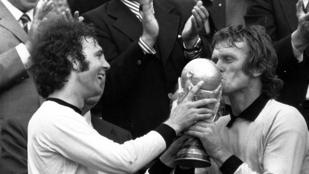 Auch mit der Nationalmannschaft räumte Maier alles ab, was es zu gewinnen gab. Nachdem er 1972 zunächst Europameister wurde, folgte zwei Jahre später die Krönung. Mit Franz Beckenbauer als Kapitän besiegte die DFB-Auswahl im Olympiastadion von München die Niederlande 2:1 