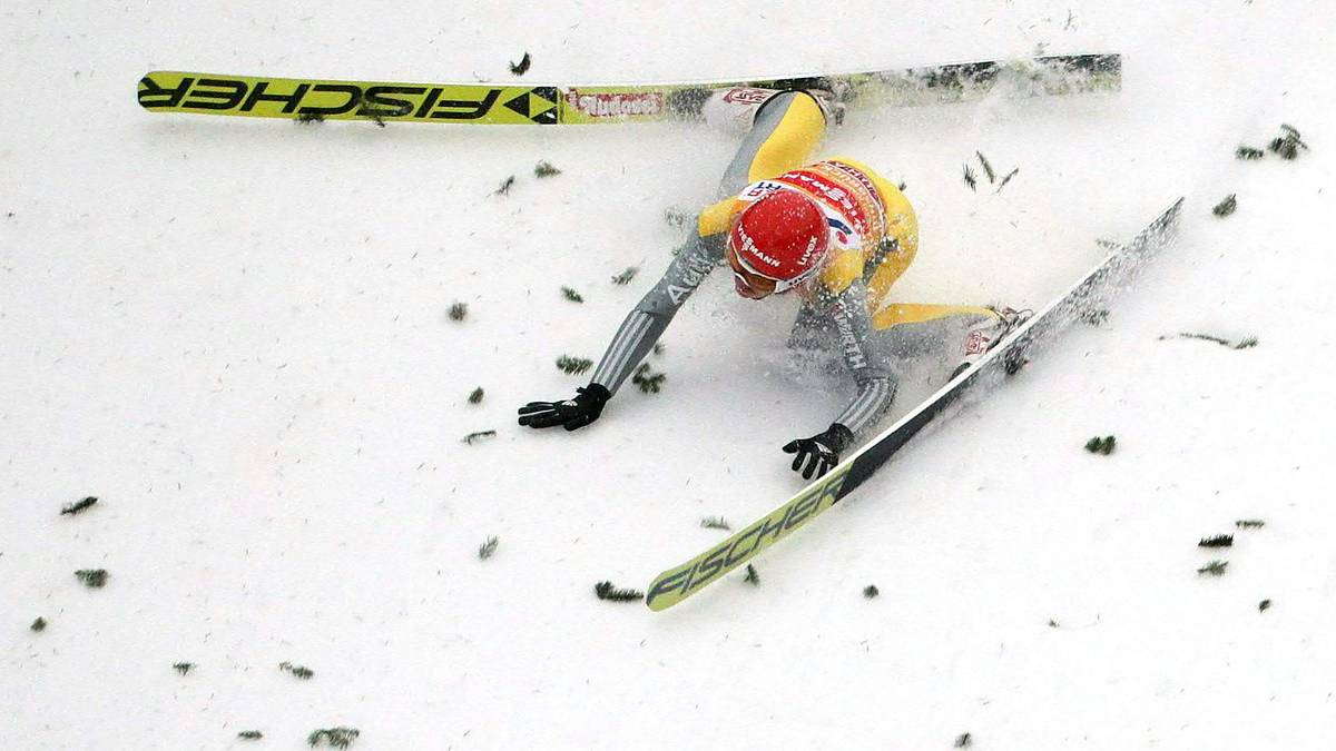 Das Knie des DSV-Topspringers verdreht sich und Freitag landet im Schnee