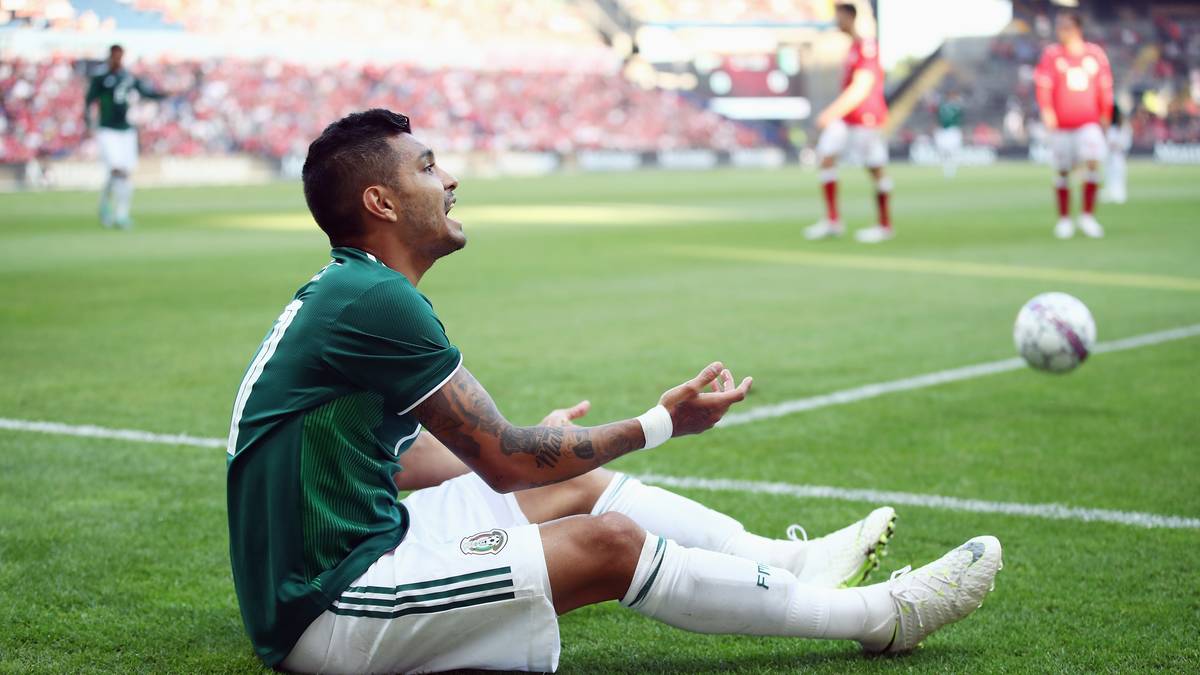 Corona ist ein emsiger, beidfüßiger, agiler Außenbahnspieler, der ebenfalls über die rechte Seite kommt. Corona spielt beim FC Porto und hat sich in den vergangenen Jahren rasant entwickelt. Müller hat aber klar die Nase vorn. Punkt für Deutschland - 7:1