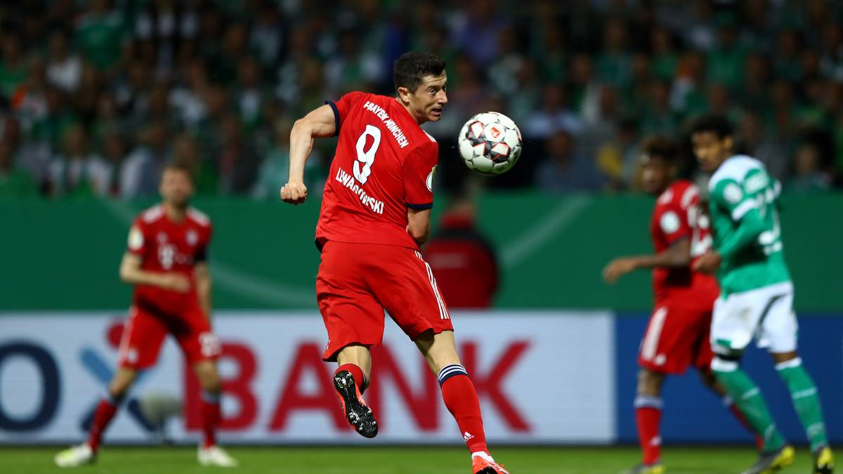 ROBERT LEWANDOWSKI: Die erste Aktion war ein Fehlpass nach acht Minuten. Tauchte auch im Anschluss ab, war dann aber per Abstauber mal wieder zur Stelle. War auch in der zweiten Hälfe nicht viel zu sehen, blieb beim Elfmeter zum 3:2 aber gewohnt souverän. SPORT1-Note: 2,5 