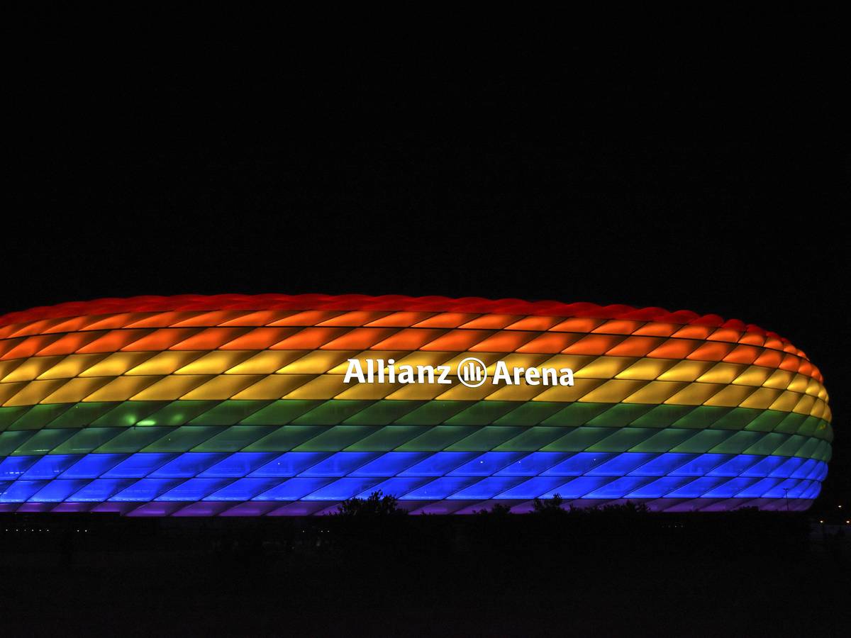 Fc Bayern Allianz Arena Leuchtet Bunt Als Zeichen Vs Diskriminierung