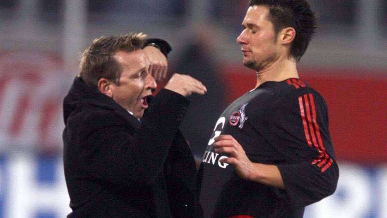 Trainer Norbert Meier (l.) attackierte Albert Streit und ging theatralisch zu Boden