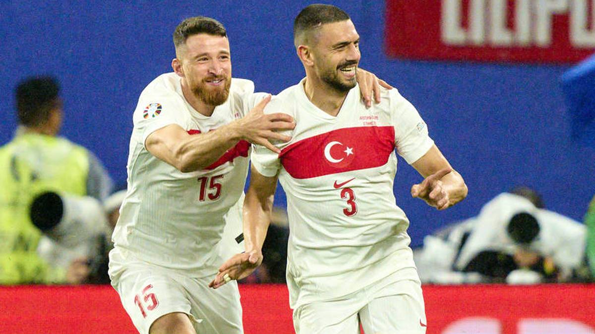 Salih Özcan (l.) und Merih Demiral feierten gemeinsam den Viertelfinaleinzug der Türkei