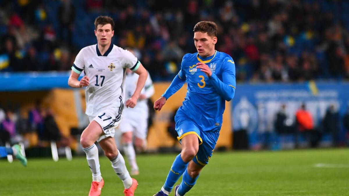 Das alternative Trikot der Ukraine ist in Blau gehalten mit gelber Schrift.