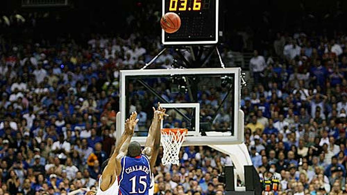 ...doch dann kommt Mario Chalmers (heute Miami Heat). Mit seinem Dreier schießt er Kansas 2,1 Sekunden vor dem Ende in die Verlängerung. Dort siegen die Jayhawks mit 75:68 und feiern seitdem "Mario's Miracle". Später wird den Tigers Rang zwei gestrichen, da der Uni-Einstufungstest von Rose fehlerhaft war