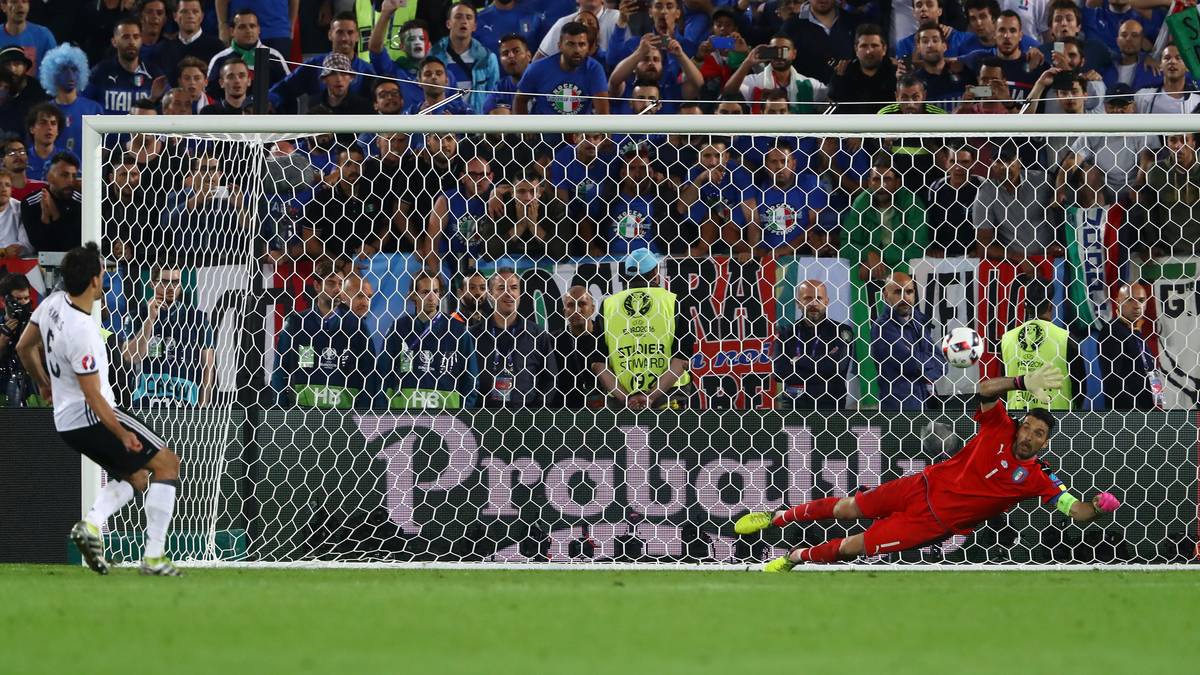 "Im Mittelkreis wusste ich, wohin ich schieße. Das hat sich bis zum Elfmeterpunkt mehrfach geändert." (Mats Hummels über seinen Elfmeter gegen Italien)