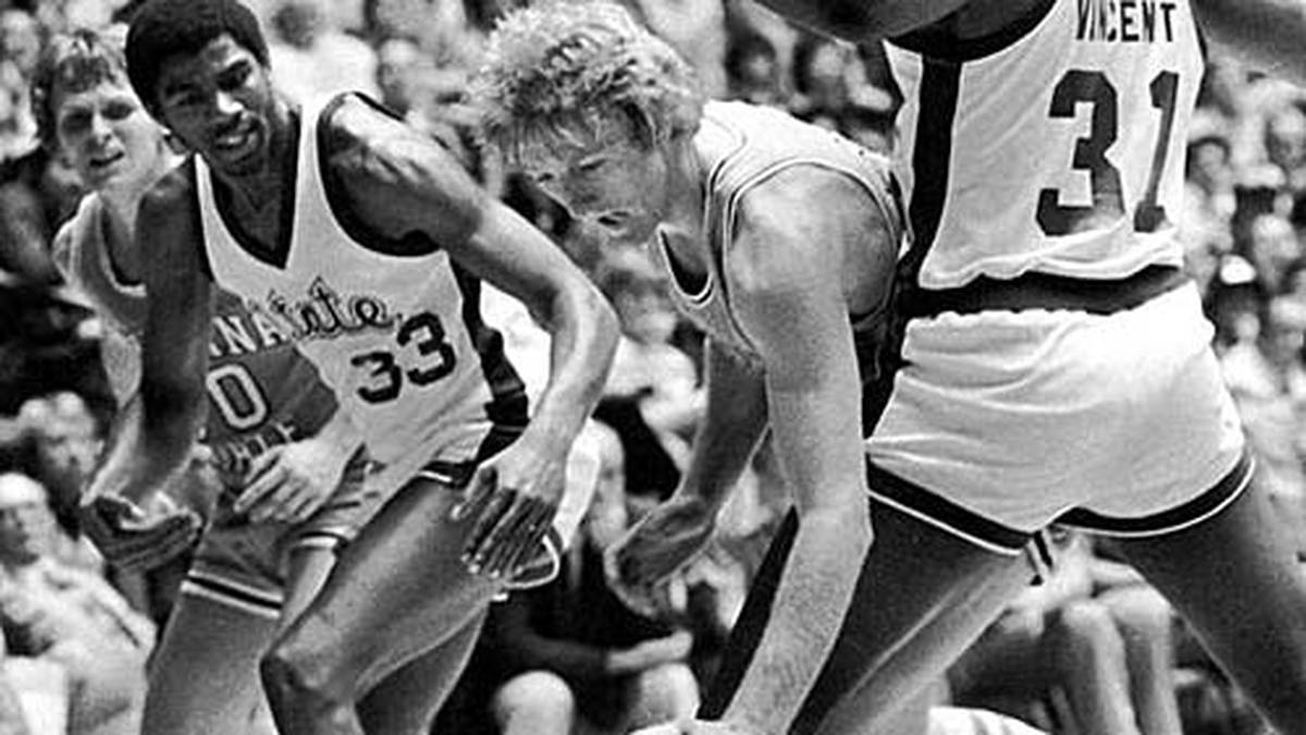 RANG 3: Die heutige Popularität des College Basketballs geht auf dieses Spiel zurück. 1979 führt der blasse Farmbursche Larry Bird die Indiana State Sycamores ins Duell mit Earvin "Magic" Johnson und seinen Michigan State Spartans. Es sollte der Vorgeschmack auf jahrelange NBA-Duelle werden. Michigan State gewinnt das bis heute meistgesehene College-Spiel mit 75:64