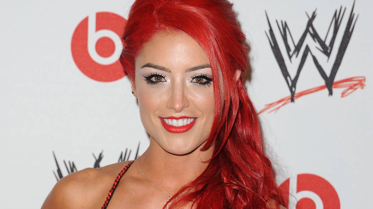 Eva Marie heißt eigentlich Natalie Marie Coyle, wurde am 19. September 1984 in Kalifornien geboren und war vor ihrer WWE-Karriere Schauspielerin, Model - und Fußballspielerin am College