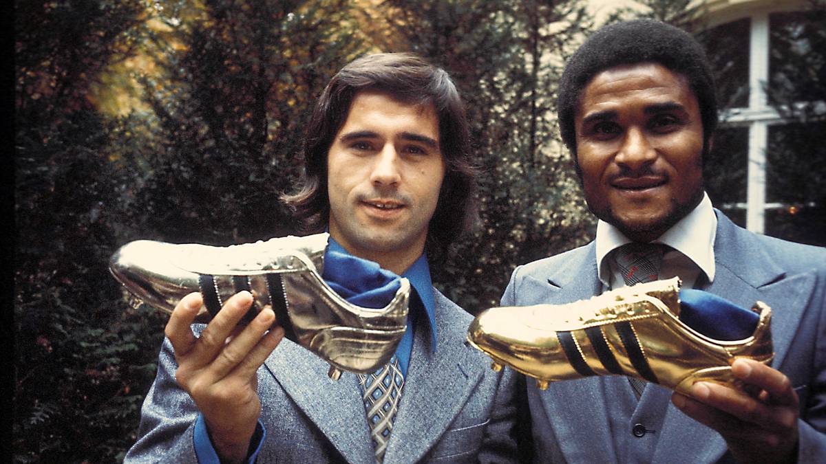Zwei der größten Stürmer ihrer Zeit. Portugals Eusebio (r.) und Müller präsentieren den Goldenen und den Silbernen Schuh für die beiden besten Torschützen Europas
