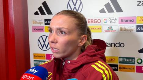 Die deutsche Nationalspielerin Giulia Gwinn verletzt sich im WM-Qualifikationsspiel gegen Österreich. Ihre DFB-Teamkolleginnen senden Genesungswünsche.