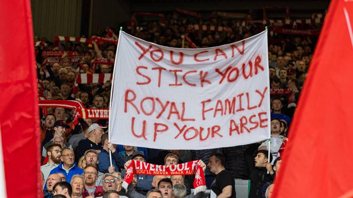 Fans des FC Liverpool zeigten deutlich, was sie von der britischen Königsfamilie halten
