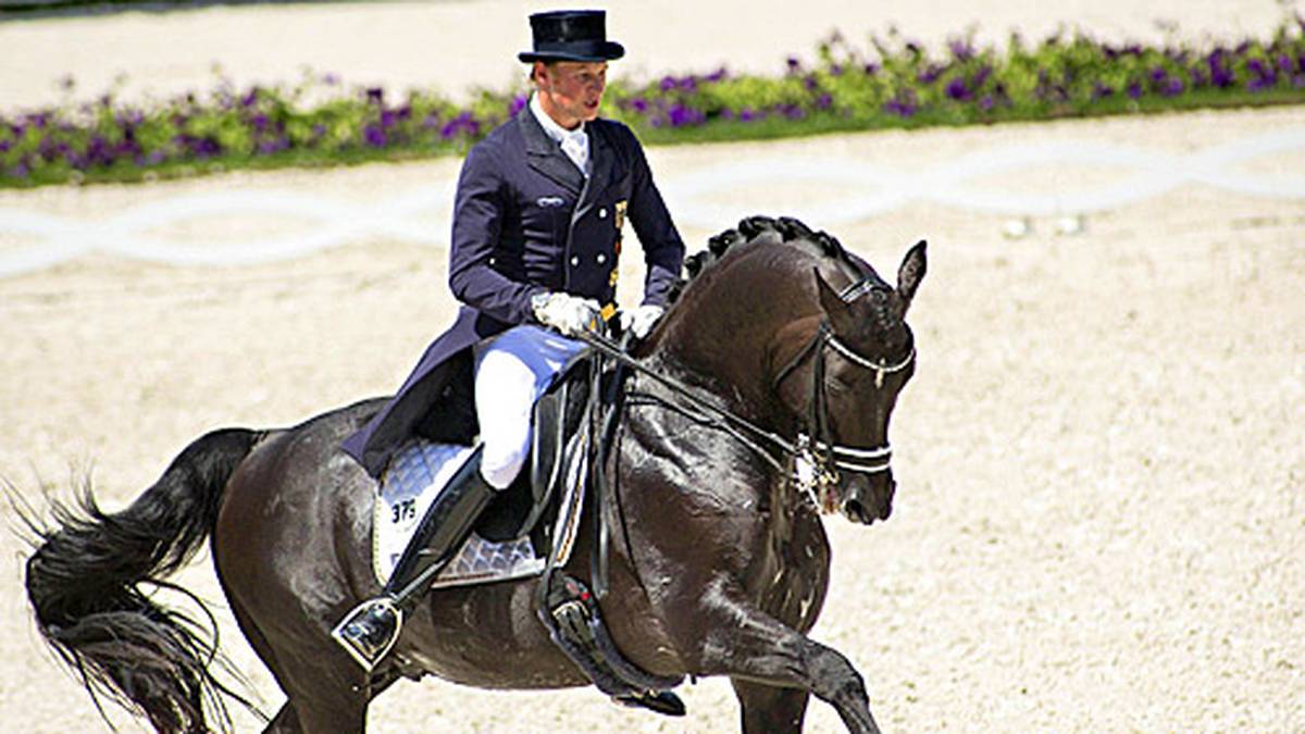 Für Empörung sorgt dagegen dieses Duo: Nach den Siegen in Grand Prix und Special verzichten Matthias Rath und Wunderhengst Totilas auf die Dressur-Kür - und ziehen damit den Ärger von CHIO-Sportdirektor Frank Kemperman auf sich