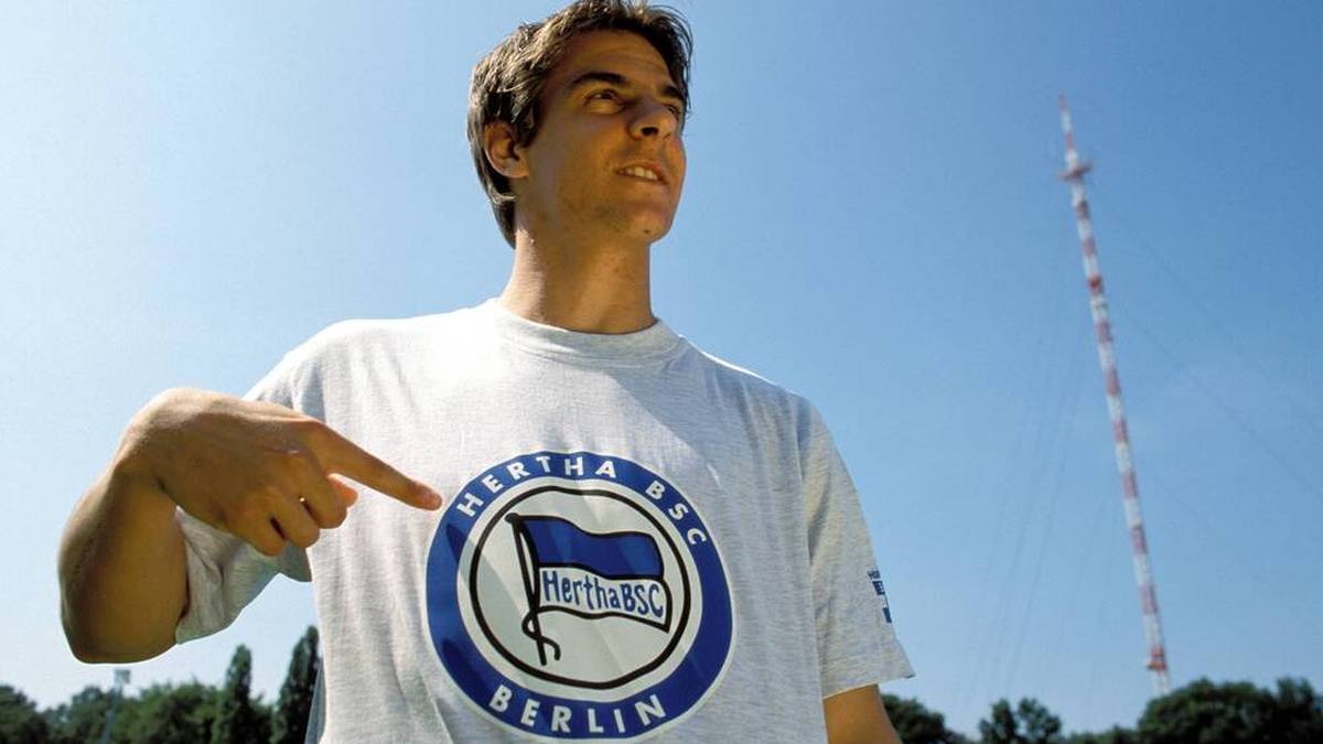 Sebastian Deisler (Hertha) - Fotoshooting mit einem T-Shirt mit Hertha-Logo