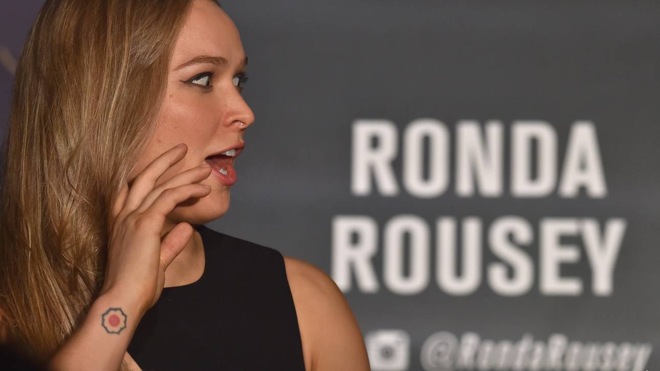 Rousey Gastgeberin von Comedyshow