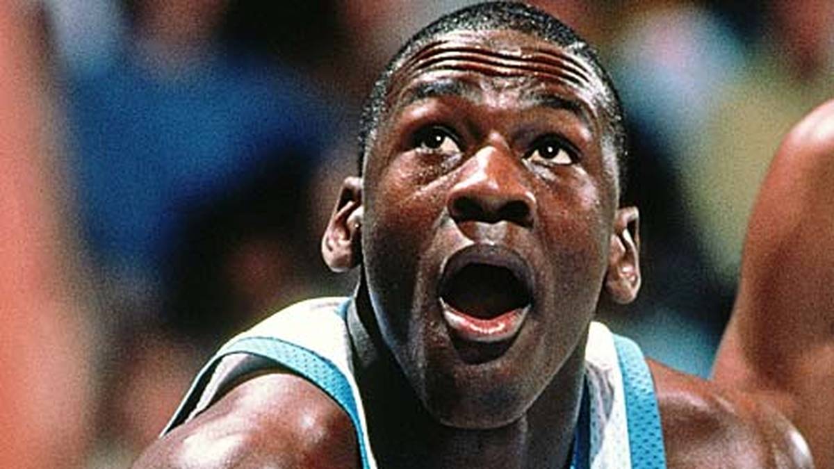 RANG 2: In diesem Moment beginnt der schmächtige Student Mike Jordan den Aufstieg zur globalen Ikone Michael "Air" Jordan. 1982 liegen die Tar Heels 61:62 gegen Patrick Ewings - ja schon wieder der arme Pat - Georgetown hinten...