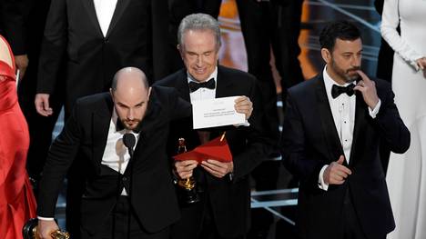 Warren Beatty (M.) verlas bei der Oscar-Verleihung den falschen Gewinner