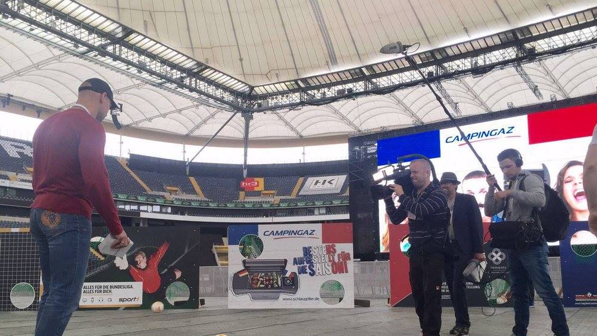 Thorsten Legat gibt Gas beim Torwandschießen.