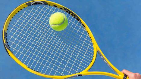 Tennisschläger mit Ball