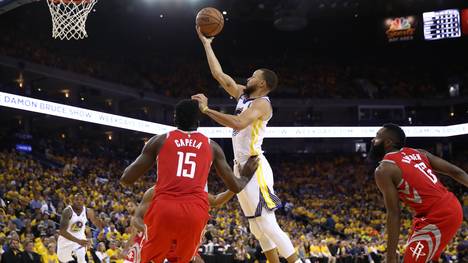 Steph Curry (m.) zeigte in Spiel drei gegen die Rockets eine überragende Vorstellung