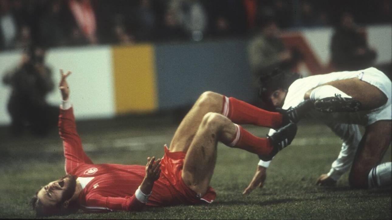 Friedhelm Funkel krümmt sich auf dem Boden nach einem Foul beim 5:0 gegen Real Madrid