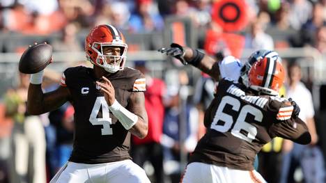 Cleveland Browns quarterback Deshaun Watson (4) looks to throw a pass against the Dallas Cowboys behind a block from James Hudson III (66) in the first half at Huntington Bank Field in Cleveland, Ohio on Sunday September 8, 2024. PUBLICATIONxINxGERxSUIxAUTxHUNxONLY CLE20240908109A AARONxJOSEFCZYK