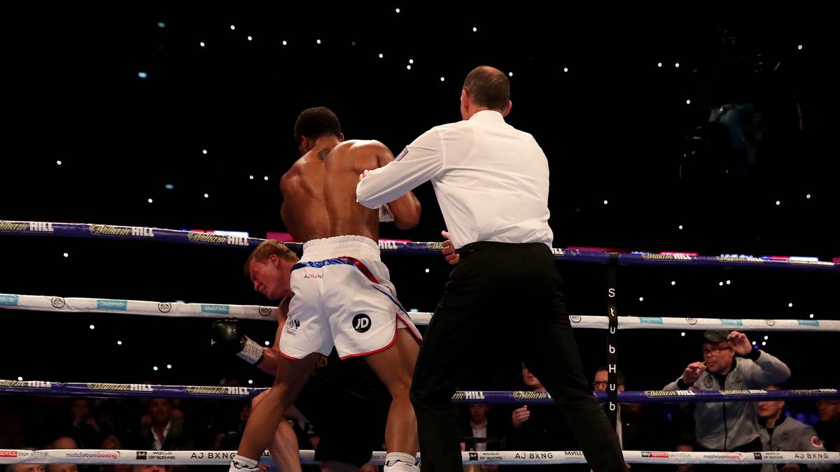 Mit zwei schnellen Haken schlägt der Lokalmatador seinen Gegner zu Boden. Povetkin geht, wie im Vorfeld von Joshua angekündigt, k.o.! 