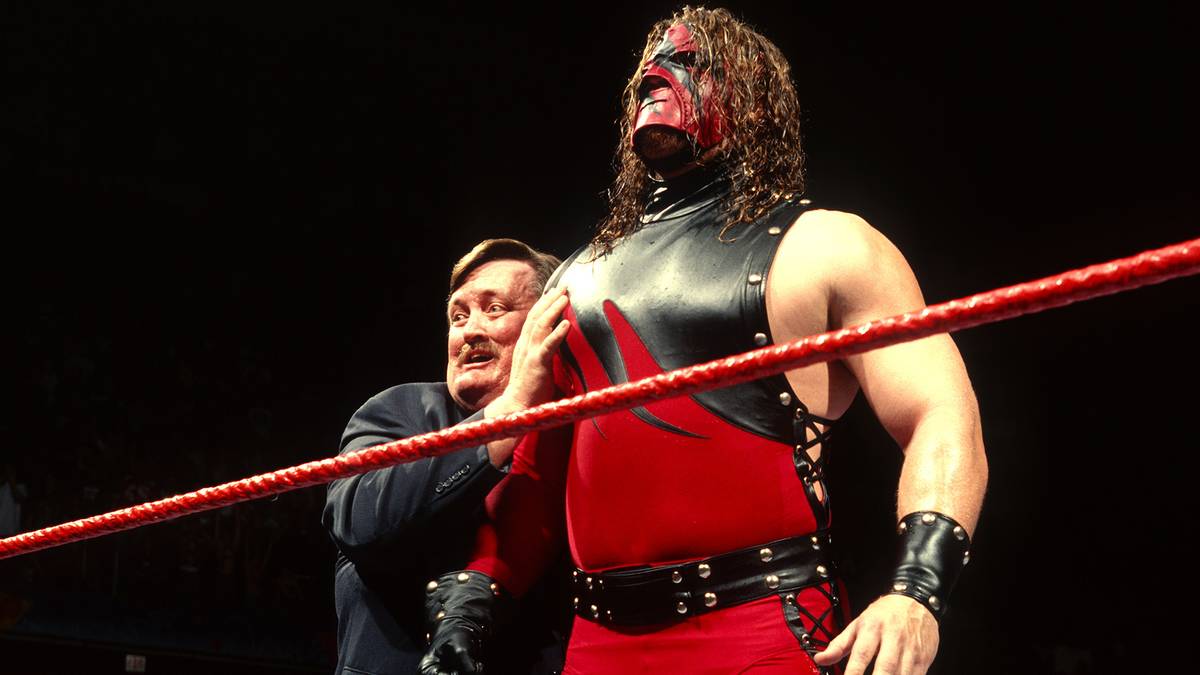 2. MÄRZ 1998 - Nach monatelanger Weigerung akzeptiert der legendäre Undertaker die Herausforderung seines maskierten (Story-)Bruders Kane für ein Match bei WrestleMania - ein Höhepunkt in der Rivalität der beiden noch heute aktiven Altstars
