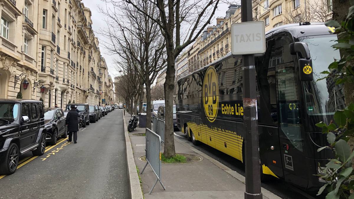 Dortmunds Mannschaftsbus ist in Paris am Teamhotel angekommen