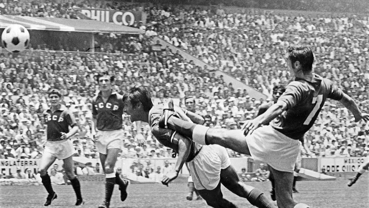 WM 1970: MEXIKO - UDSSR 0:0 - Vier Jahre später gibt es im Aztekenstadion in Mexiko zwar die Rekordkulisse von 107.160 Zuschauern zu bestaunen - auf dem Platz passiert jedoch herzlich wenig. Erneut endet ein Eröffnungsspiel torlos