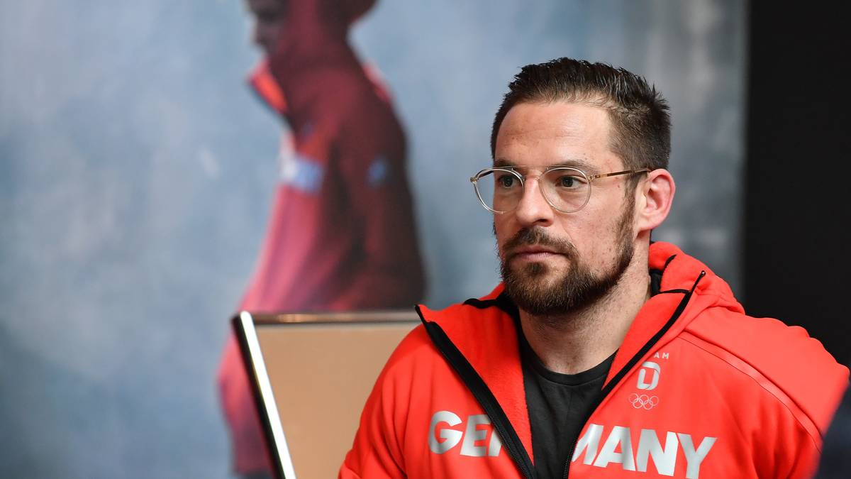 Eishockeyspieler Yannic Seidenberg macht mit Brille auf Musterschüler