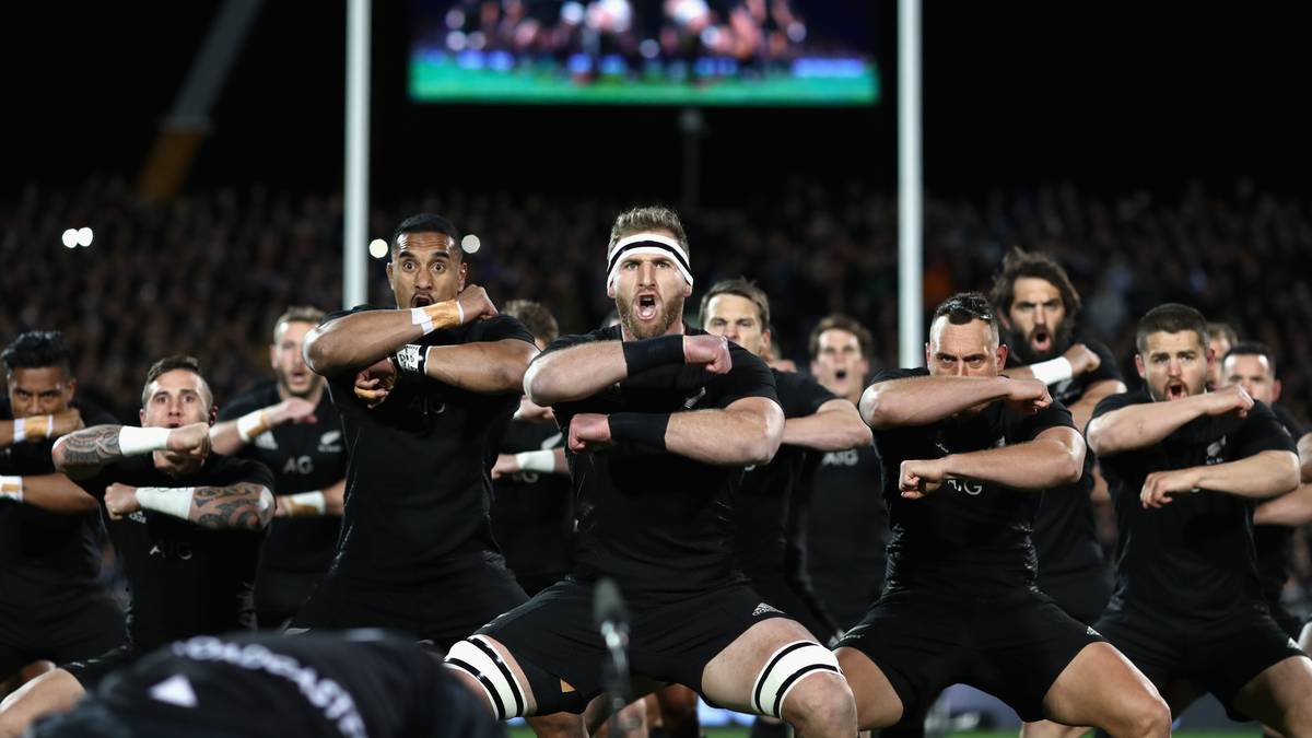Wenn von Neuseeland die Rede ist, führt am "Haka" natürlich kein Weg vorbei. Der rituale Tanz der Maori wird von den "All Blacks" vor jedem Länderspiel aufgeführt und soll die Gegner im besten Fall einschüchtern