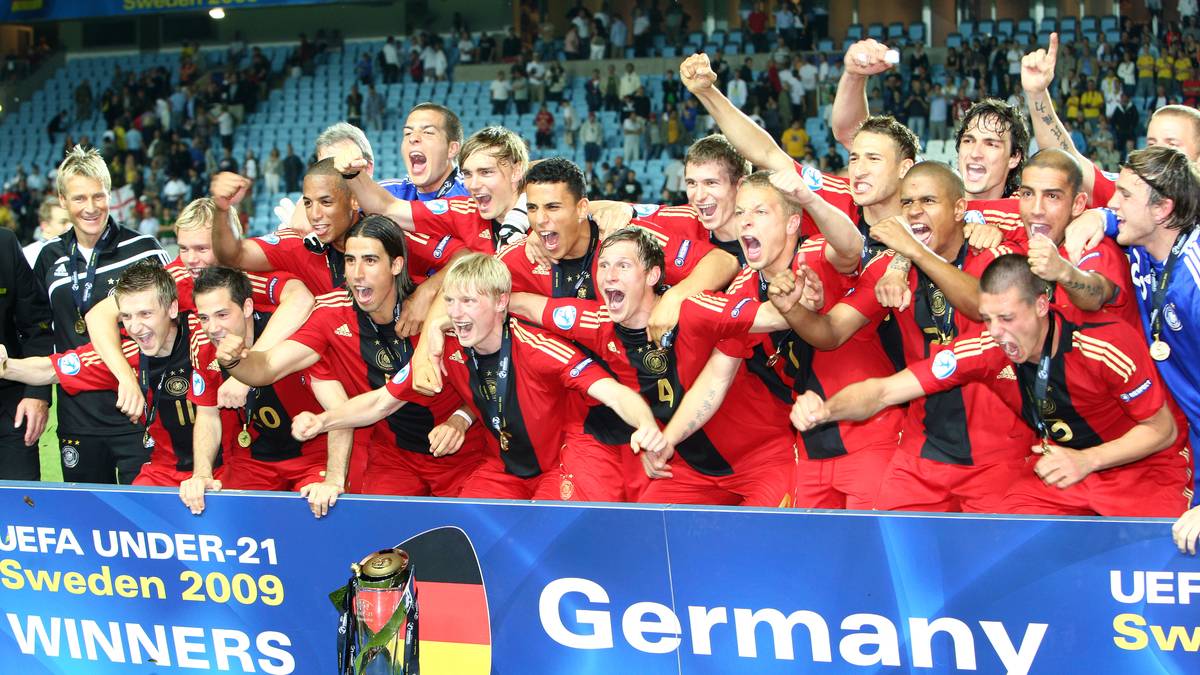 Mit einem 4:0 im Finale gegen England sichert sich die deutsche U21-Nationalmannschaft 2009 den EM-Titel. Für viele Talente dieser "Goldenen Generation" ist es der Startschuss einer großen Karriere. SPORT1 zeigt, was aus den Siegern von damals wurde