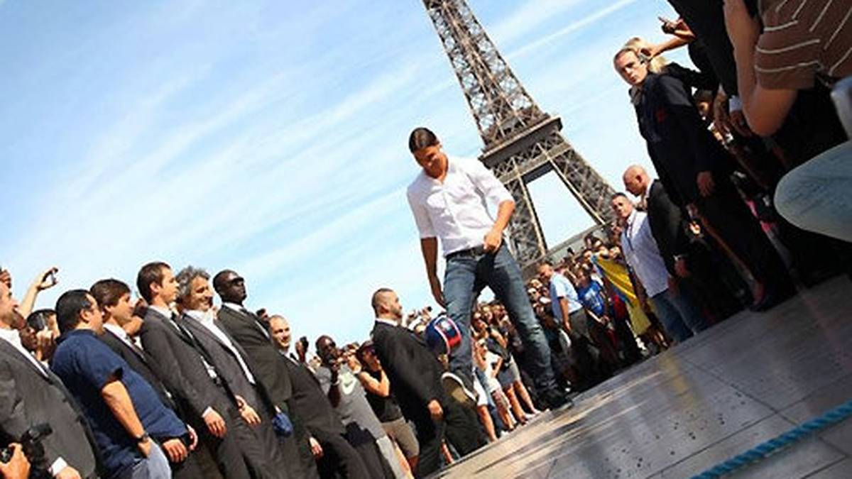 Ibra sorgt bei seiner Ankunft in Paris für einen riesigen Hype und führt sein Team direkt in seiner ersten Saison zur Meisterschaft