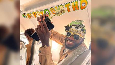 Bayern-Star Dayot Upamecano feiert seinen 24. Geburtstag. Bereits am Rückflug aus Barcelona herrscht Partystimmung und der Franzose wird kurzerhand zum König gekrönt.