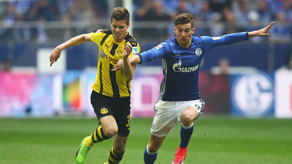 Leon Goretzka (r., hier gegen Dortmunds Youngster Dzenis Burnic) gehört zu den Kandidaten für den Confed-Cup, der im Juni beginnt