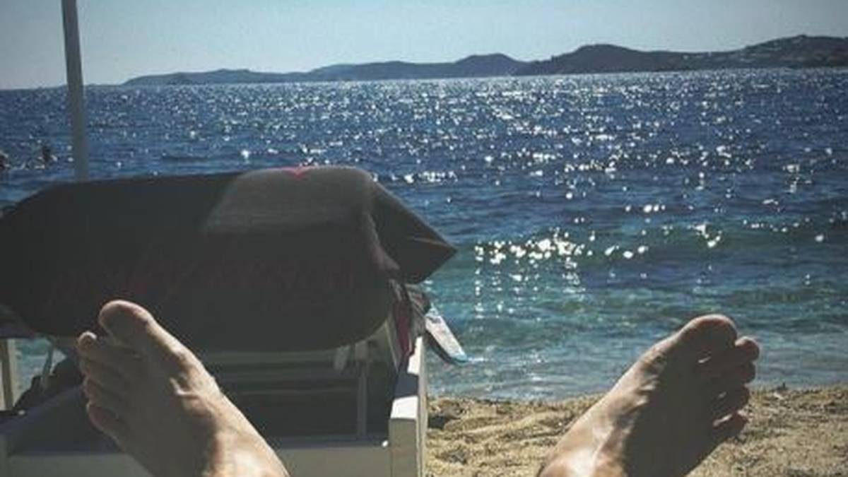 Welcher Fußball-Star legt hier die Füße hoch, obwohl bald alle Teams in die Saisonvorbereitung einsteigen?