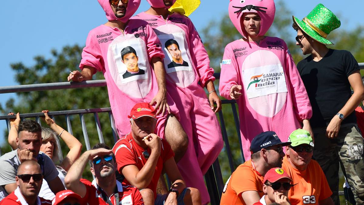 Drei Force-India-Fans reisen im Pink-Panther-Outfit an