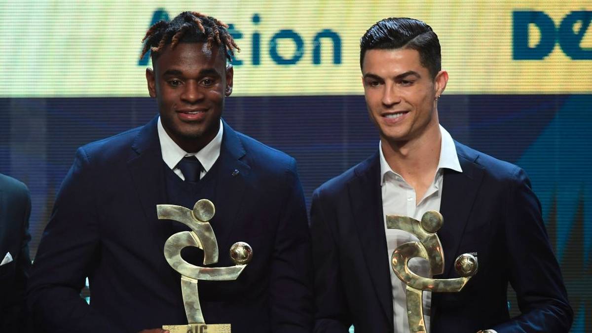 Atalanta's Colombian forward Duvan Zapata (L) and Juventus' Portuguese forward Cristiano Ronaldo pose with their trophy of best forwards of the Italian Serie A football championship during the "Gran Gala del Calcio" Italian Football Association (Associazione Italiana Calciatori - IAC) awards ceremony on December 2, 2019, in Milan. (Photo by Miguel MEDINA / AFP) (Photo by MIGUEL MEDINA/AFP via Getty Images)