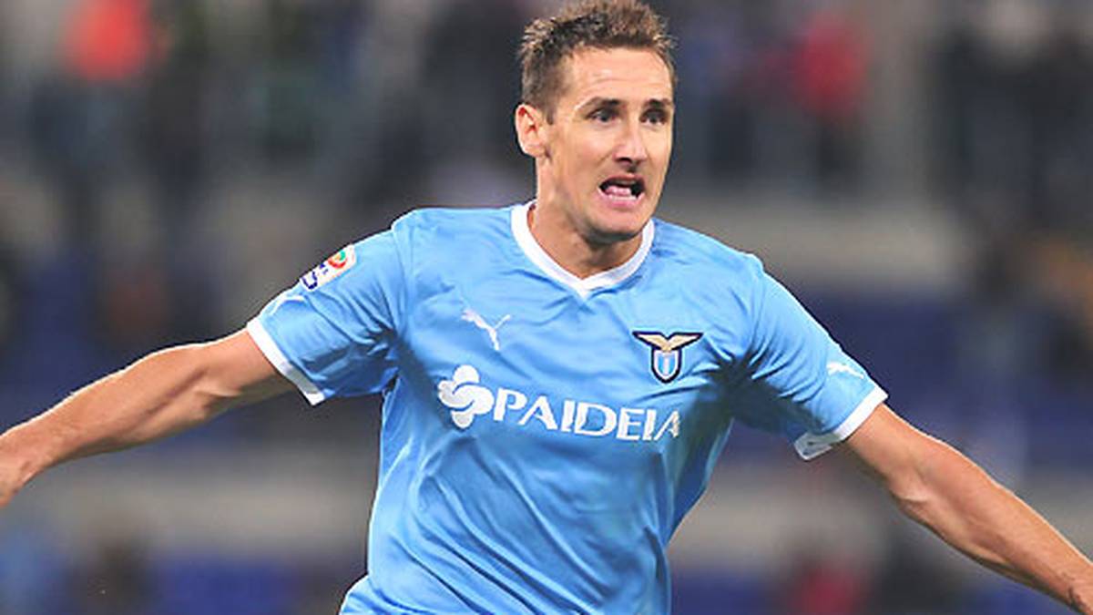 LAZIO GEGEN AS ROM: Nach nur drei Monaten in Italien machte sich Miroslav Klose im Oktober 2011 bei den Lazio-Fans unsterblich. Der deutsche Stürmer traf in seinem ersten Derby gegen die Roma in der Nachspielzeit zum 2:1-Sieg und schoss sich so in die Herzen der Laziali