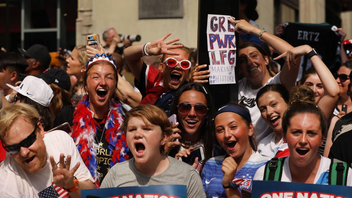 Zehntausende begeisterte New Yorker säumen die Straßen von Manhattan und jubeln ihren Heldinnen frenetisch zu. Immer wieder schallten ihnen dabei "Equal Pay"- und "USA"-Rufe entgegen