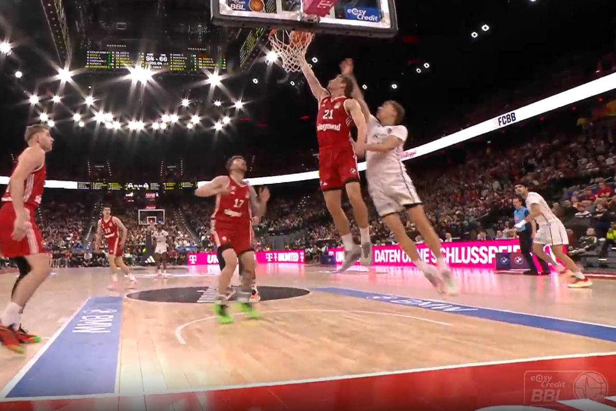 Der FC Bayern Basketball gewinnt zuhause im SAP Garden Spiel 3 der Halbfinalserie in den BBL-Playoffs. Dabei unterläuft Weltmeister Hollatz eine kuriose Panne.