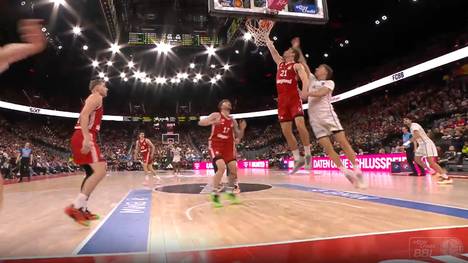 Der FC Bayern Basketball gewinnt zuhause im SAP Garden Spiel 3 der Halbfinalserie in den BBL-Playoffs. Dabei unterläuft Weltmeister Hollatz eine kuriose Panne.