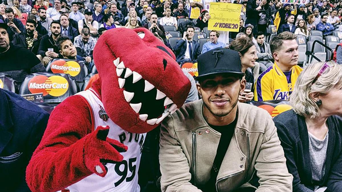 Weltmeisterlicher Besuch in der NBA: Formel-1-Champion Lewis Hamilton schaut beim Spiel der Toronto Raptors gegen die Los Angeles Lakers vorbei. Das Maskottchen der Raptors freut sich über ein Foto