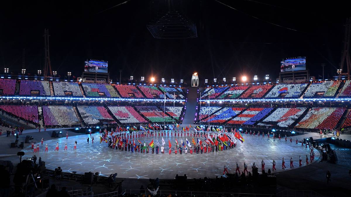 Dann wird es Zeit für den Einlauf der Nationen. Gemeinsam kommen alle Fahnenträger ins Stadion